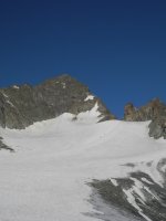 Ausblick auf den zweiten Teil des Aufstiegs: Über den Gletscher und durch den Fels direkt zum Gipfel