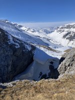 vor dem Rund Loch